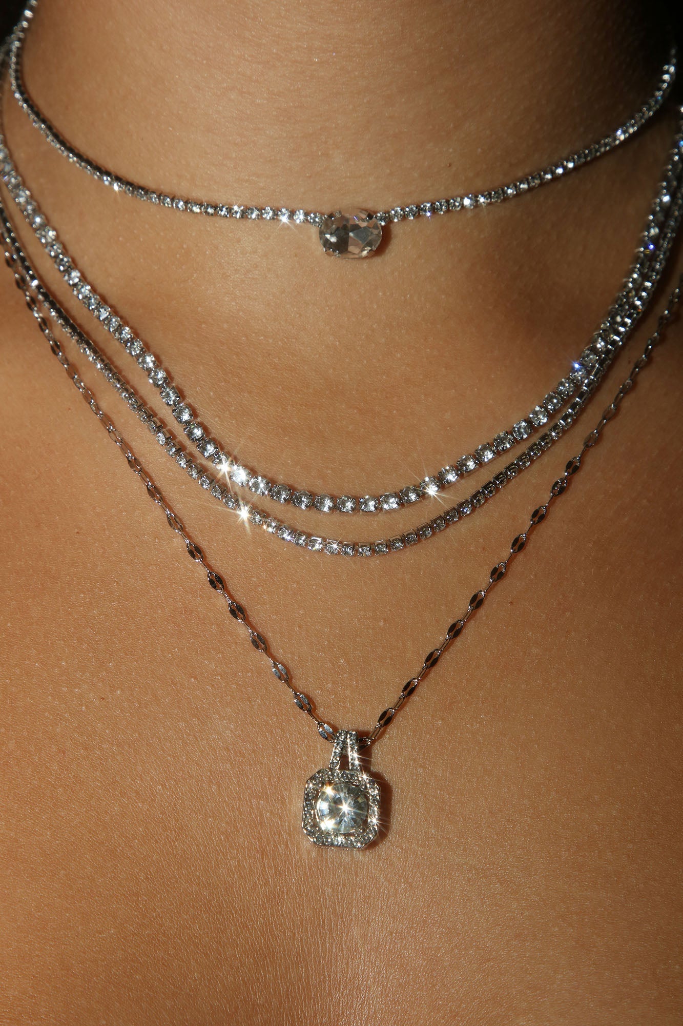 https://cdn.shopify.com/s/files/1/0293/9277/products/09-13-22Studio6_KJ_13-34-36_47_TROY10583_Silver_0234_JB.jpg?v=1702948642