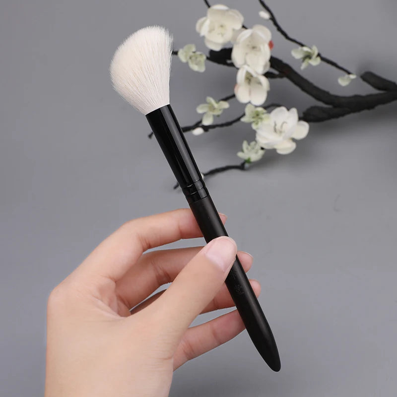 Multi-task Angled Contour Blush Brush