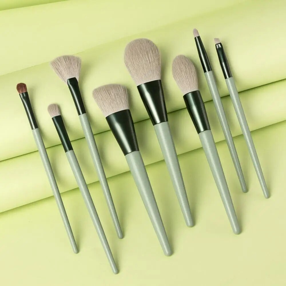 Concealer / Foundation / Highlighter / Blush / Eyeshadow Fan  Brush