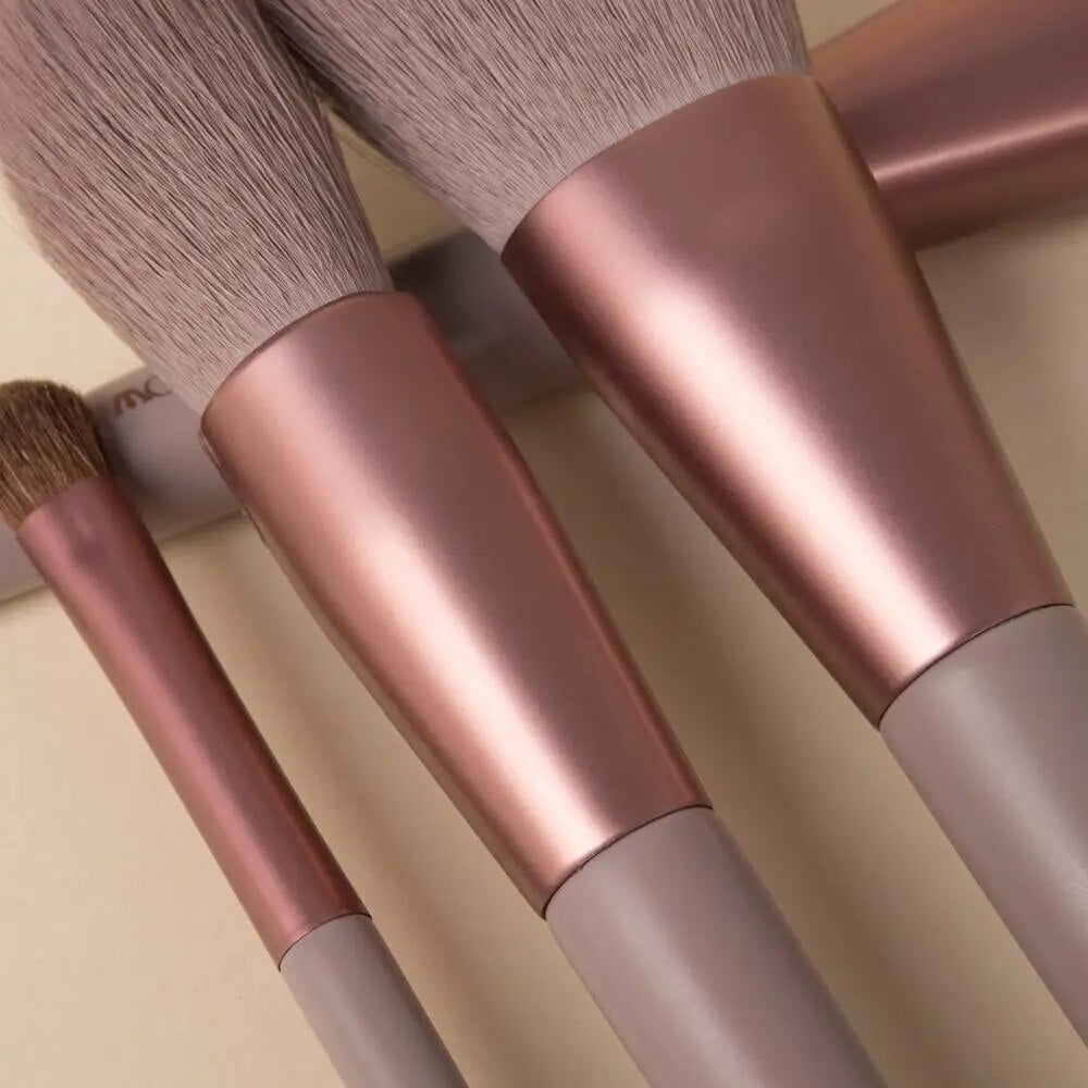 Concealer / Foundation / Highlighter / Blush / Eyeshadow Fan  Brush