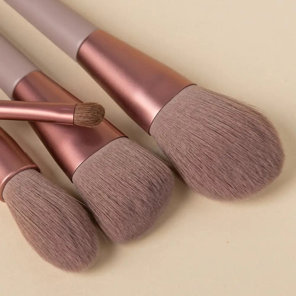 Concealer / Foundation / Highlighter / Blush / Eyeshadow Fan  Brush
