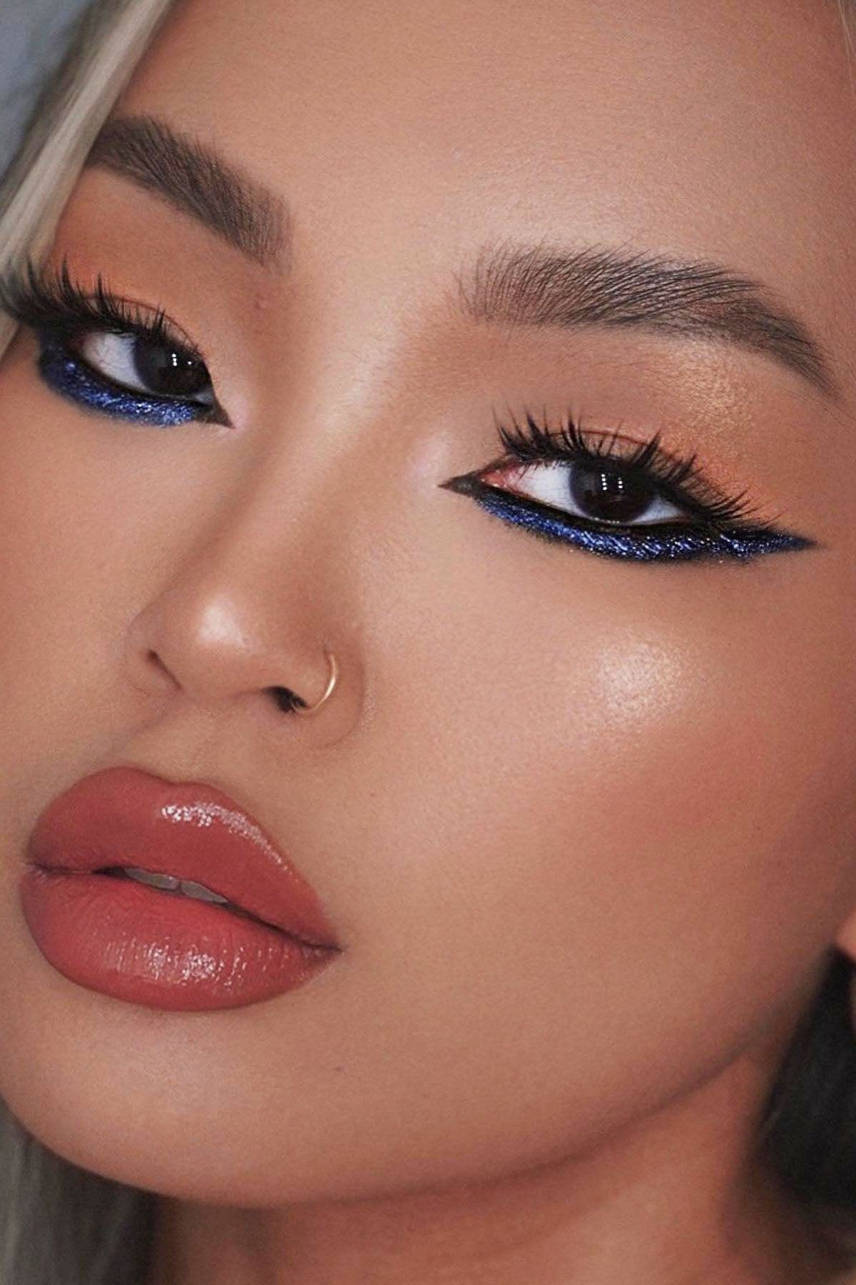 https://cdn.shopify.com/s/files/1/0293/9277/products/MavenAsteroidTearsLiquidGlitterEyeshadow-Interstellar_mer_2.jpg?v=1683329858