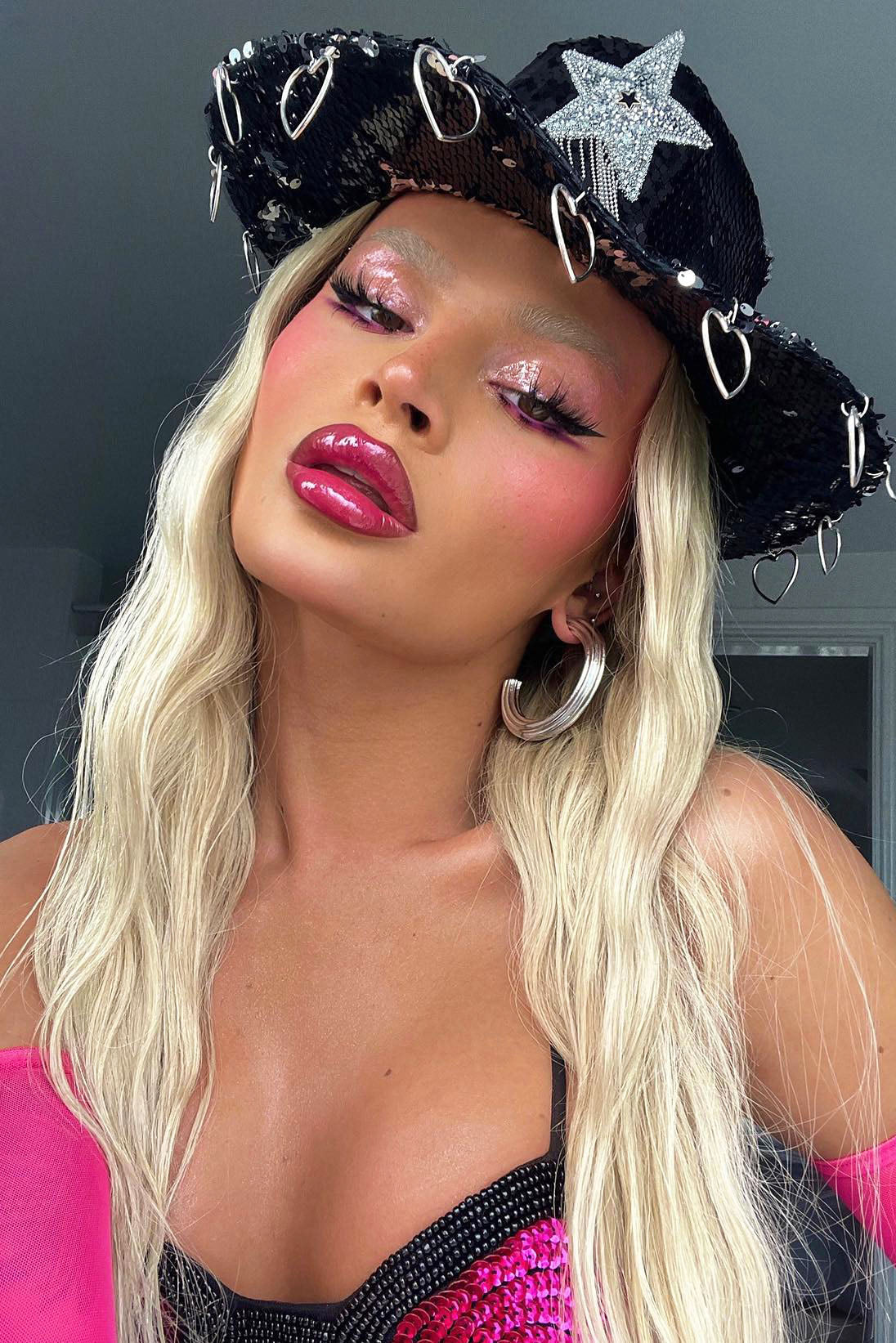 https://cdn.shopify.com/s/files/1/0293/9277/files/NOVABEAUTY2in1SnatchedLipLiner-Magenta01.jpg?v=1691709725
