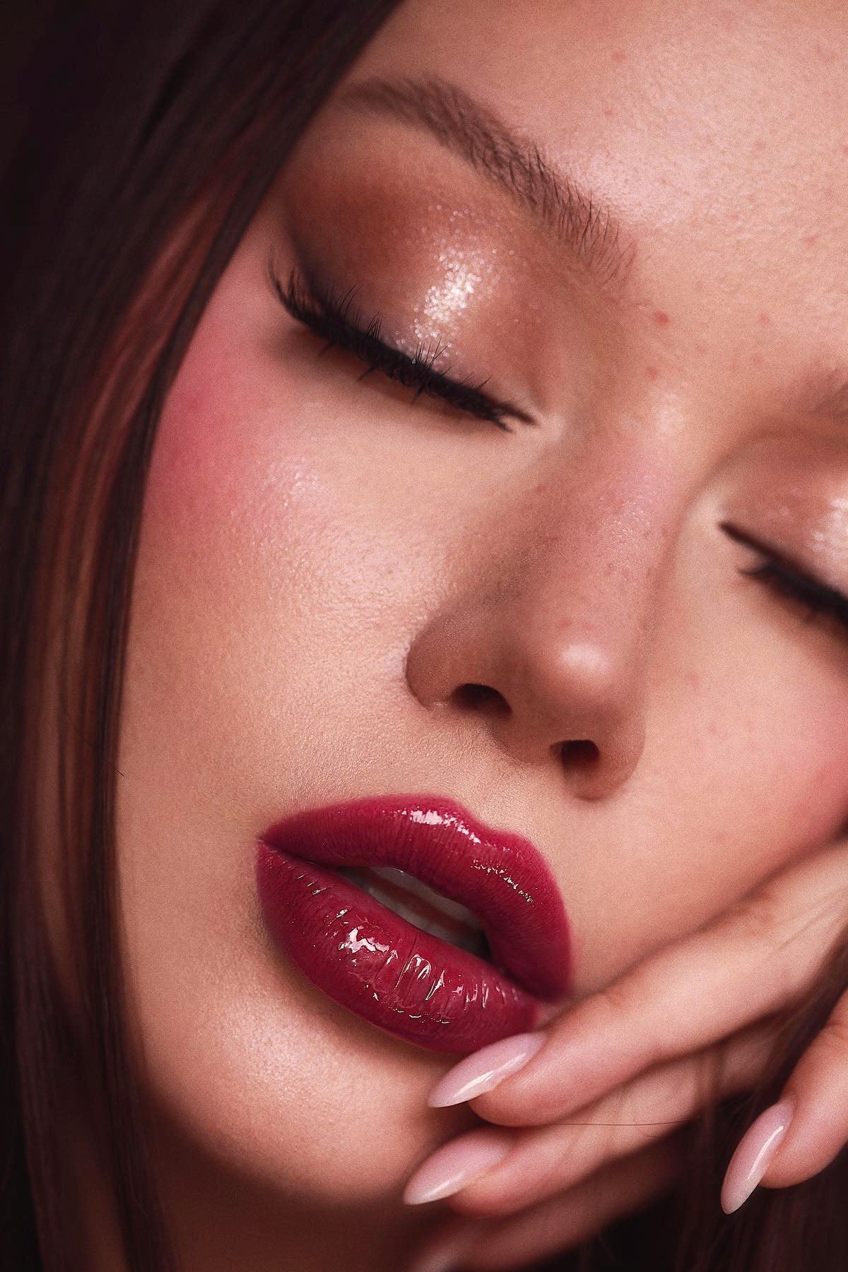 https://cdn.shopify.com/s/files/1/0293/9277/products/NOVABEAUTY2in1SnatchedLipLiner-Red02_mer.jpg?v=1686012184
