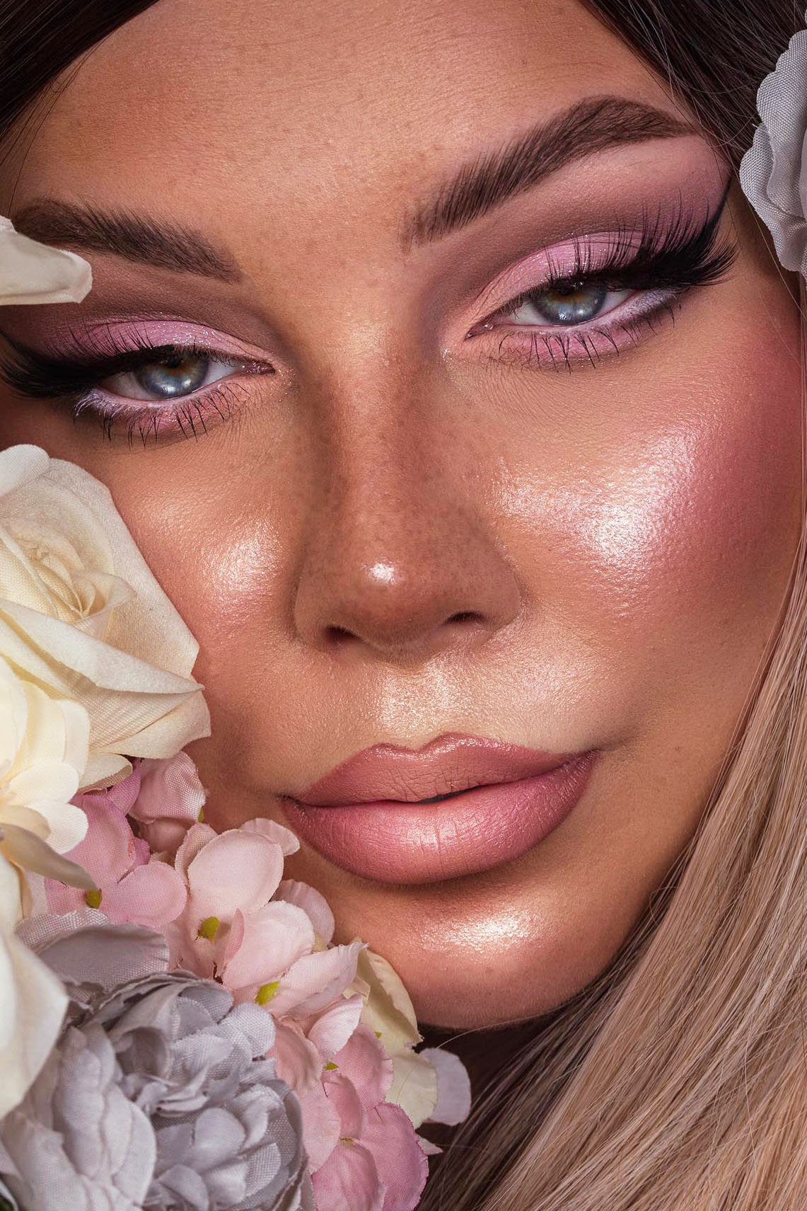 https://cdn.shopify.com/s/files/1/0293/9277/products/NOVABEAUTYGlowEffectFaceandBodyHighlighter-SoftGold_MER1.jpg?v=1686953352
