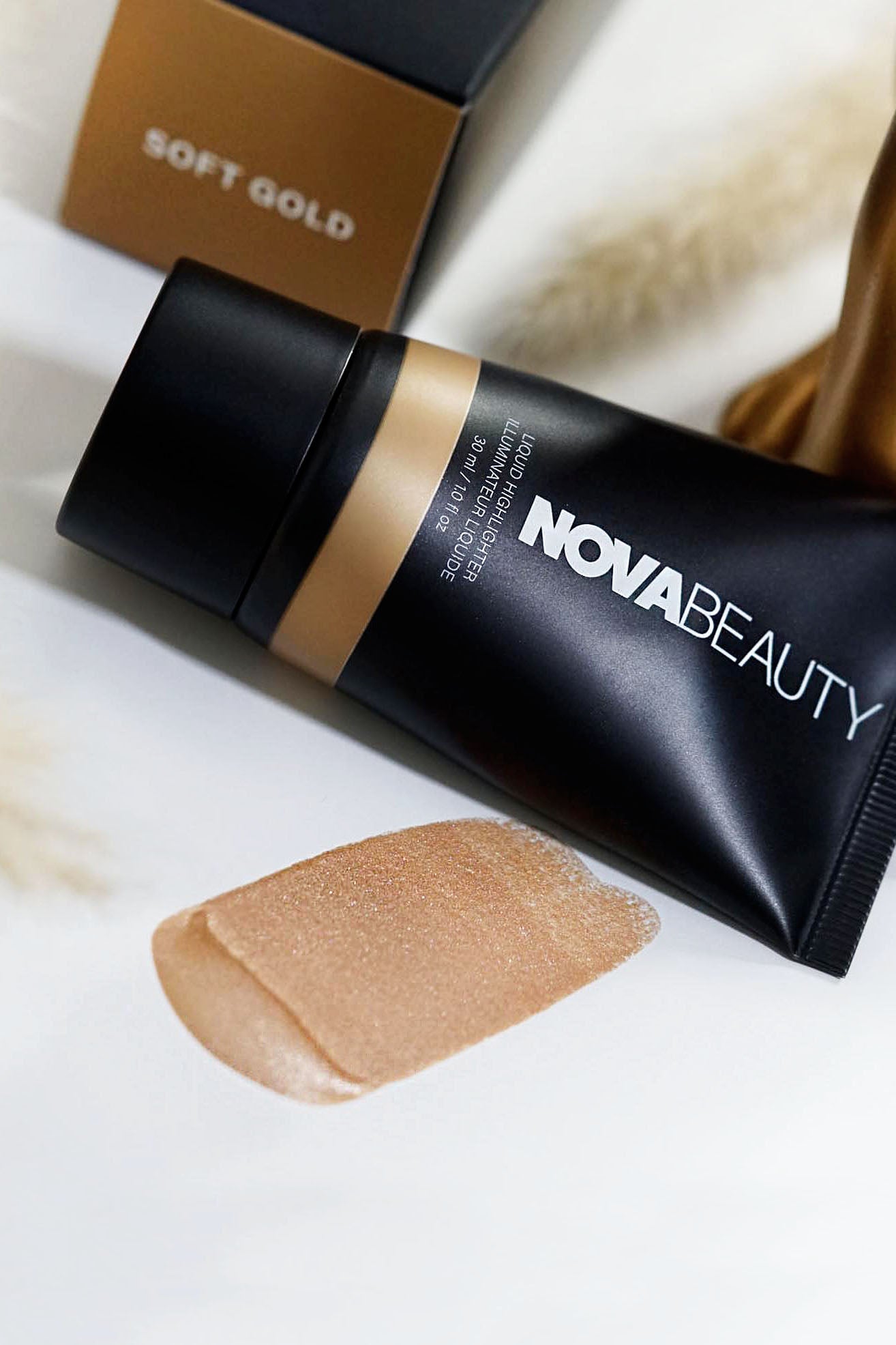 https://cdn.shopify.com/s/files/1/0293/9277/products/NOVABEAUTYGlowEffectFaceandBodyHighlighter-SoftGold_mer.jpg?v=1680304989